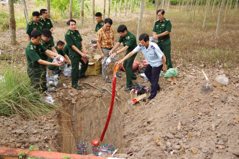 Biên phòng Tây Ninh: Tiêu huỷ gần 70 kg pháo lậu, 800 kg mỹ phẩm, hóa chất, bánh kẹo