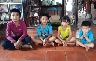 Bốn đứa trẻ mồ côi đáng thương