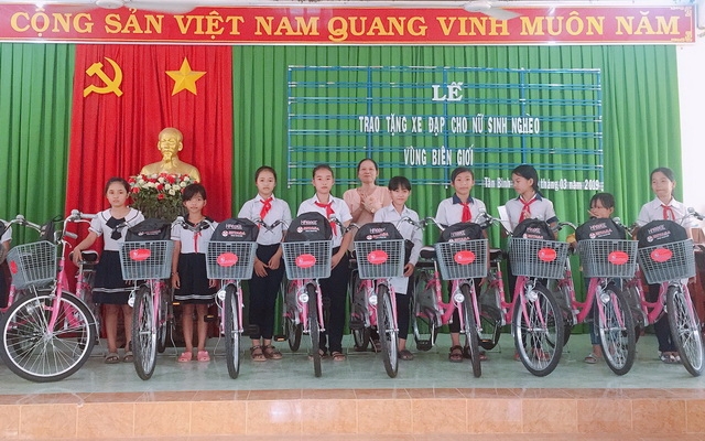 Tân Biên: Tặng xe đạp cho học sinh nữ và trao vốn khởi nghiệp cho phụ nữ nghèo