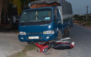 Xe mô tô va chạm xe tải, một người bị thương nặng