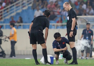 Trọng tài dính chấn thương trong trận thắng của Việt Nam