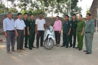 Công an Campuchia trao trả xe bị cướp cho người dân Việt Nam