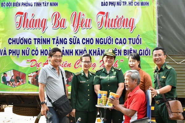 Tặng 600 hộp sữa bột cho người nghèo vùng biên Tây Ninh