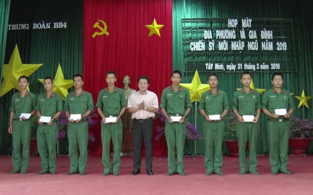 Lãnh đạo huyện Dương Minh Châu, Tân Biên, Trảng Bàng thăm, tặng quà tân binh