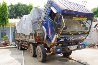 Bắt xe tải chở hàng hóa không rõ nguồn gốc