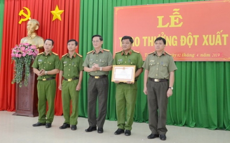 Khen thưởng đột xuất CA Tân Châu