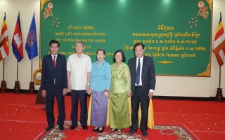 Lãnh đạo tỉnh chúc mừng Tết cổ truyền dân tộc Campuchia tại tỉnh Svay Rieng
