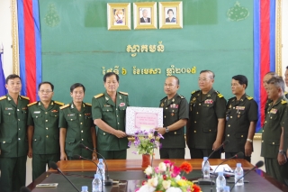 Bộ CHQS Tây Ninh thăm, chúc tết lực lượng vũ trang Campuchia