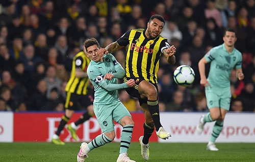 Arsenal trở lại top 4 nhờ sai lầm của thủ môn Watford