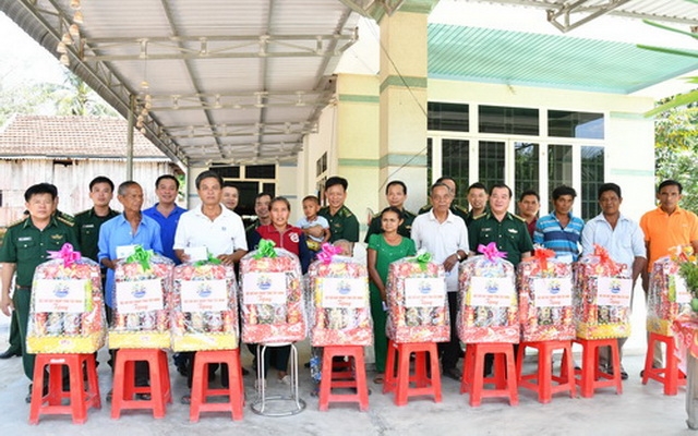 Tặng quà tết cho già làng, trưởng ấp người Khmer