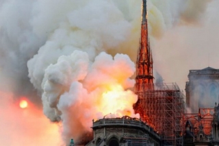 Video: Nhà thờ Đức Bà Paris bốc cháy thế nào?