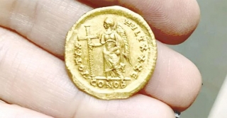 Phát hiện đồng tiền vàng 1.600 năm tuổi