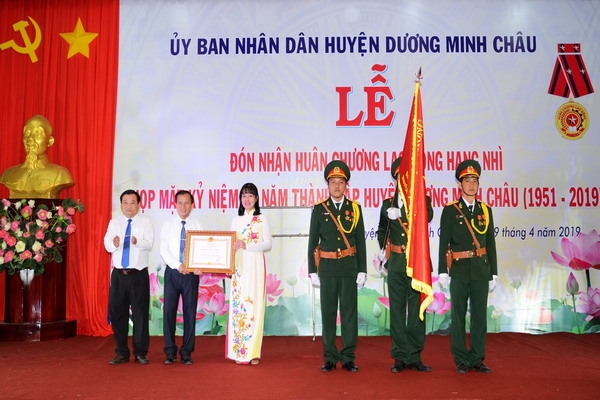 Kỷ niệm 68 năm thành lập huyện và đón nhận Huân chương Lao động hạng nhì