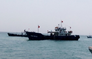 Tàu Tiên Tri 07 đã đưa 30.000 lít xăng đến đảo Lý Sơn