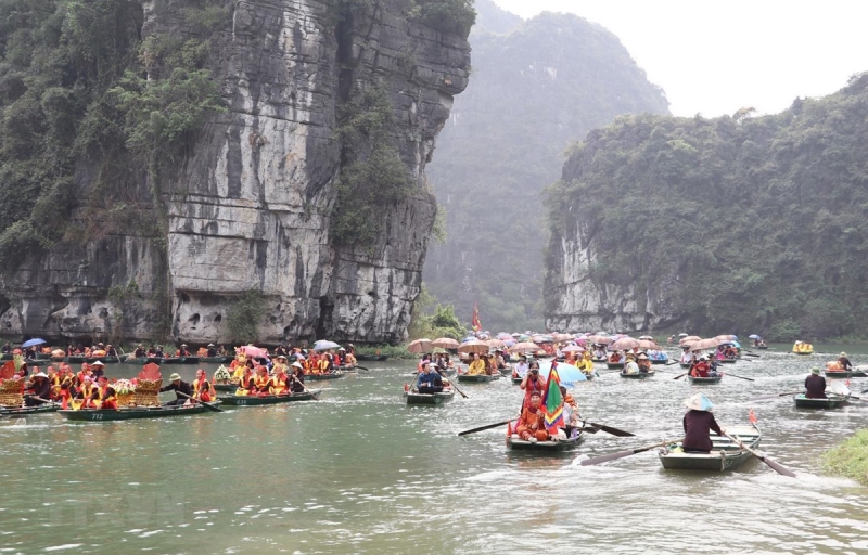 Du khách hòa mình vào cảnh quan hùng vĩ khi dự Lễ hội Tràng An