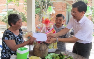 Bí thư Thành ủy Tây Ninh thăm, tặng quà gia đình chính sách