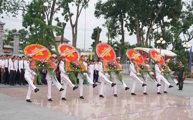 Lãnh đạo tỉnh viếng Nghĩa trang liệt sĩ Trà Võ