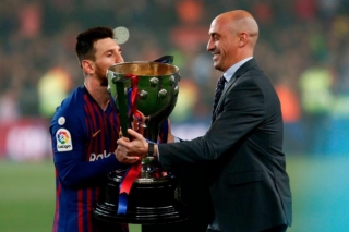 Messi nâng Cup La Liga lần đầu tiên với tư cách thủ quân