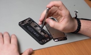 'Tự sửa iPhone sẽ rước họa vào thân'