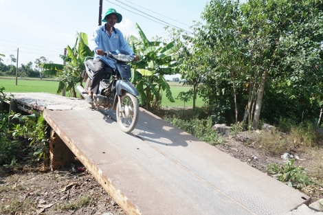 Mong ngóng cầu, đường sớm được nâng cấp