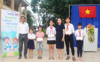 Trao học bổng tiếp sức đến trường cho học sinh huyện Bến Cầu