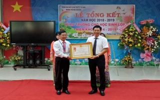 Trường Tiểu học Kim Đồng đón nhận Huân chương Lao động hạng nhì