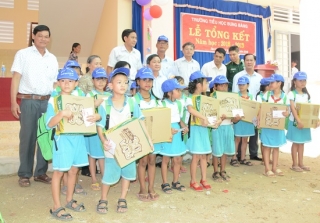 Tặng quà cho hơn 300 học sinh Trường tiểu học Bưng Bàng