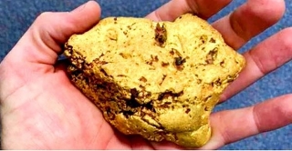 Người đàn ông tìm thấy một cục vàng trị giá một trăm ngàn đô la