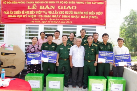 Bàn giao 5 mái ấm cho chiến sĩ và người nghèo nơi biên giới