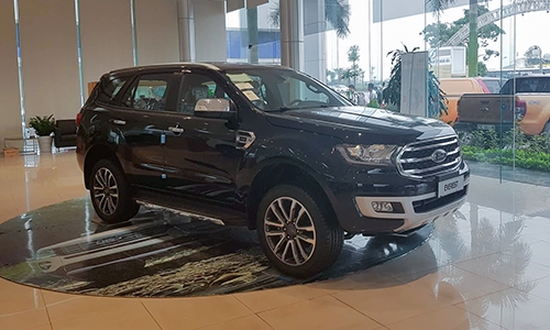 Ford Everest giảm giá tới 130 triệu tại đại lý