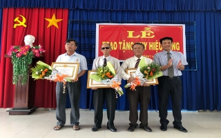 Thành ủy Tây Ninh trao huy hiệu Đảng cho 7 đảng viên