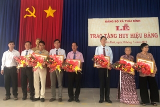 Châu Thành: Trao Huy hiệu 55 và 30 năm tuổi Đảng