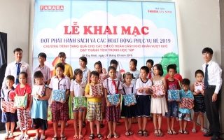 Fahasa Tây Ninh tặng quà cho học sinh nghèo