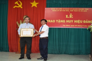Phó Giám đốc Sở VHTT&DL Tây Ninh nhận Huy hiệu 30 năm tuổi Đảng