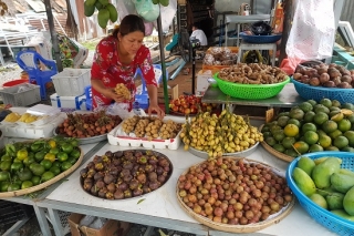 Tết Đoan Ngọ: Giá trái cây tăng mạnh