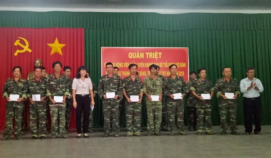 Lãnh đạo TP.Tây Ninh thăm, tặng quà quân nhân dự bị tham gia huấn luyện