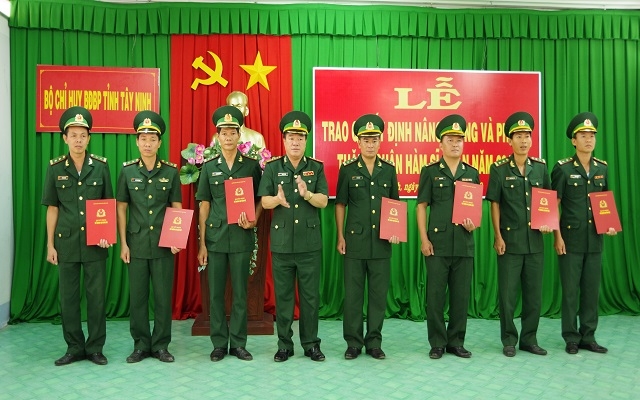 BĐBP Tây Ninh: Trao quyết định phong, thăng quân hàm cho sĩ quan