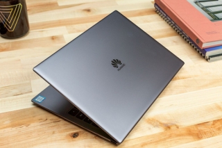 Microsoft tiếp tục bán laptop Huawei