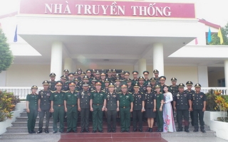 Sĩ quan trẻ Quân đội Hoàng gia Campuchia giao lưu với cán bộ, chiến sĩ Sư đoàn 5