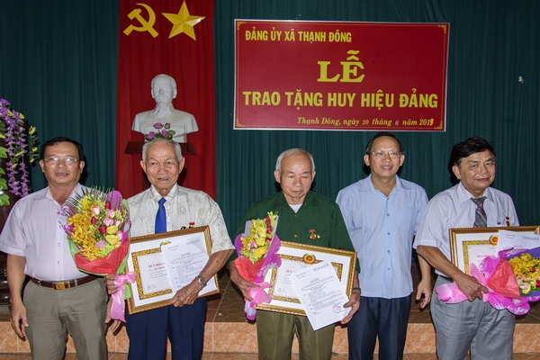 Châu Thành, Tân Châu: Trao Huy hiệu Đảng cho đảng viên lão thành