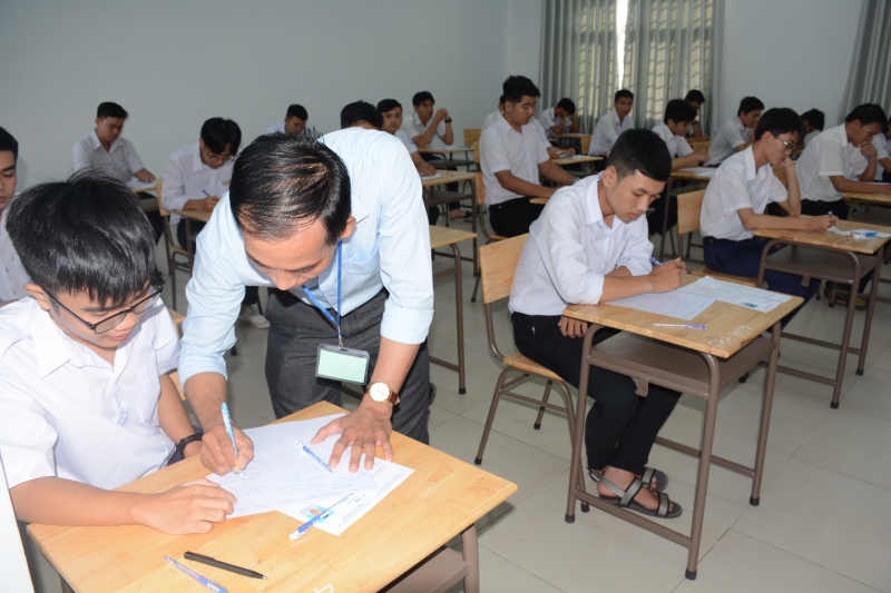 Kết thúc buổi thi đầu tiên Kỳ thi THPT quốc gia năm 2019
* Hai thí sinh bị bệnh không thể dự thi.