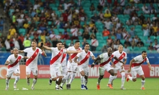 Ba lần bị tước bàn thắng, Uruguay thua Peru