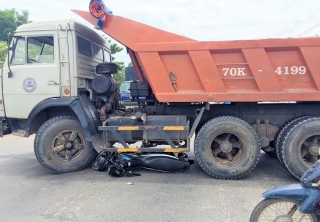 Xe máy chui qua gầm xe tải, đôi nam nữ thoát chết trong gang tấc