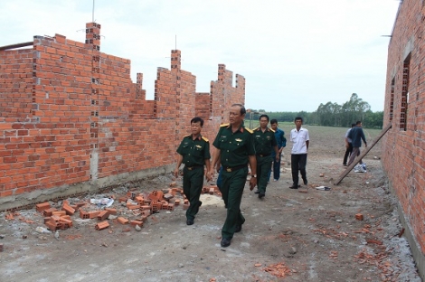 Bộ CHQS kiểm tra tiến độ xây dựng cụm dân cư liền kề chốt dân quân biên giới