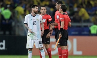 Messi: 'Trọng tài nhắc nhở Brazil và phạt thẻ chúng tôi'