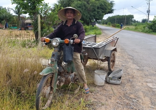 Ông Hiệp “vá đường”