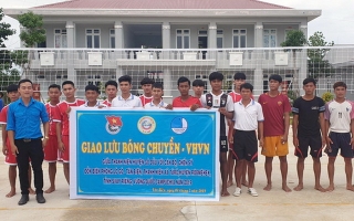 Giao lưu văn nghệ, thể thao với thanh niên Campuchia