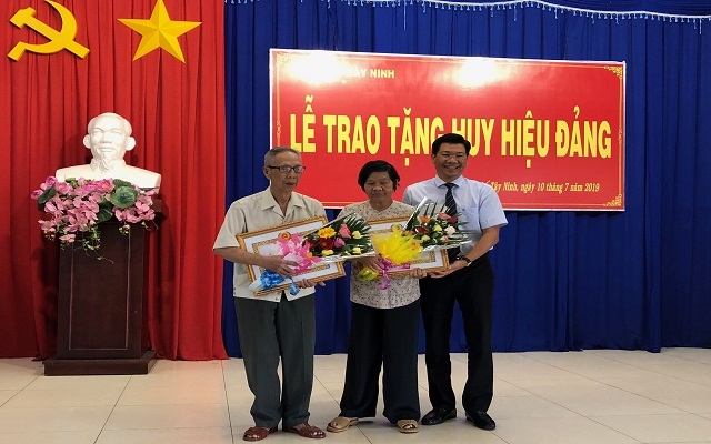 Thành uỷ Tây Ninh: Trao huy hiệu Đảng cho 28 đảng viên