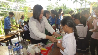 Thăm, tặng quà trẻ em người Tà Mun huyện Dương Minh Châu