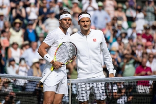 Federer ăn mừng đầy cảm xúc khi hạ Nadal để vào chung kết Wimbledon